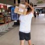 Cowok Gotong Kardus, Temannya Auto Ngakak sampai Nangis Lihat Celana Lepas