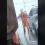 Viral Badut Ngamen di Lampu Merah saat Hujan Deras, Endingnya Bikin Nyesek