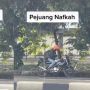 Video Pria Tidur di Atas Motor Tuai Pujian Warganet: Semangat Pencari Nafkah