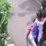 Rampas Hp Anak Kecil di Jalan, Aksi Pencuri Ini Terekam CCTV
