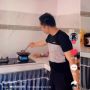 Diam-Diam Istri Rekam Aksi Suami Saat Memasak, Tingkahnya Bikin Ngakak