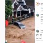 Video Viral, Lelaki Bertahan di Tengah Banjir Bandang Jember Andalkan Seatbelt Mobil