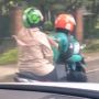 Boncengin Pelanggan, Posisi Duduk Driver Ojol Bikin Salfok, Warganet: Takut Bini, Bang?