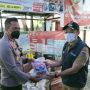 Polisi Beri Sembako Warga RW 02 Krukut yang Dikarantina Akibat Micro Lockdown