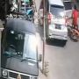Viral Pemotor Terkapar Tabrak Pintu Mobil yang Dibuka Mendadak, Netizen Soroti Hal Ini