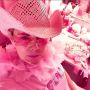 Pertama dalam Sejarah, Kisah Wanita Menikah dengan Warna Pink setelah 40 Tahun Kencan