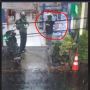 Numpang Parkir Motor di Depan Toko saat Hujan Deras, Pria Ini Justru Diusir