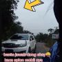 Nyinyiri Spion Fortuner di Belakangnya, Perempuan Pemotor Malah Dibikin Malu Warganet