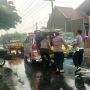 Hujan-hujan Guru Ngebut di Jalanan Mojokerto, Jatuh Tertabrak Mobil