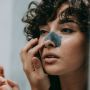 8 Cara Menghilangkan Flek Hitam di Hidung, Mulai dari Memilih Masker yang Tepat hingga Eksfoliasi Berkala