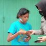 Novi Anak Kelas 6 SD yang Viral Bantu Ibunya Berjualan Akhirnya Dapat Sepeda dari Kapolsek Laweyan