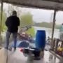 Viral Polisi Gerebek Arena Sabung Ayam, Pelaku Kocar-kacir Ceburkan Diri ke Empang