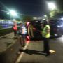 Seruduk Pembatas Jalur Busway di Gatot Subroto, Mobil Mewah Lexus Terbalik