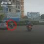 Momen Emak-emak Pemotor Bikin Patwal Ambulans Mengerem Mendadak