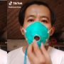 Kreatif! Pria Ini Ciptakan Masker Model Botol, Bisa Makan Tanpa Harus Dibuka