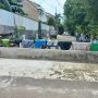 Warga Tembok Jalan Jadi Tanggul Gegara Banjir, Lurah Pondok Bambu: Sedang Kami Koordinasikan