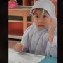 Lucunya Bocah Ini Simpan Krayon di Dalam Jilbab, Warganet: Kreatif Sejak Dini