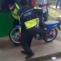 Aksi 2 Pria Berseragam Polisi Angkut Motor Jadi Bahan Sorakan Siswa di Sekolah, Ini Sebabnya