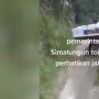 Viral Warga Bawa Peti Jenazah Pakai Motor Lewat Jalan Rusak