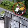 Detik-detik Pemotor Hantam Bapak-bapak Naik Motor Bikin Salut Publik, Penabrak Malah Sungkem