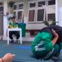 Praktik Olahraga Roll Belakang, Posisi Tangan Siswi Ini Malah Bikin Ngakak