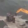 Viral Banjir di Kawasan Gunung Agung, Pekerja Galian C Sempat Hanyut Dan Kini Patah Tulang