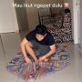 Viral Cowok Bagi Tutorial Jadi Babi Pakai Selimut Untuk Healing, Warganet: Kurang Lilin