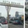 Viral Mobil Plat Merah Lawan Arah di Bekasi, Netizen: Gak Bisa Dijadikan Teladan
