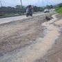 Pengendara Keluhkan Genangan Air di Jalan Bypass Panjang Bandar Lampung, Licin dan Bikin Macet
