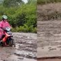 Jalanan Rusak dan Penuh Lumpur, Anak-anak SD Bantu Pemotor Melintas dengan Cangkul Jalan dan Pasang Papan