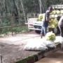 Aksi Dua Pria Buang Sayuran ke Sungai Sukses Bikin Netizen Auto Geram