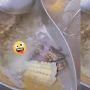 Bukan Main! Kepiting Ini Malah Santai Makan Jagung Saat Direbus Bareng