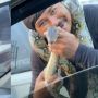 Viral Pria Bawa Ular Cari Uang di Jalan, Netizen Soroti Tangan: Semoga Dilihat Crazy Rich
