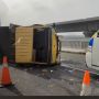 Kecelakaan Beruntun di Tol MBZ, Mini Bus Rusak Parah Hingga Truk Terguling