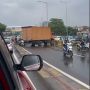 Gegara Rem Blong, Truk Tabrak Pembatas Jalan hingga Melintang di Flyover Kampung Melayu