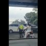 Ditegur Agar Pakai Helm, Viral Pemotor Wanita di Pasar Rebo Acungkan Jari Tengah ke Polisi