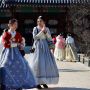 Tak Mau Ketinggalan, Influencer Korea Selatan Kenakan Hanbok untuk Ikuti Tren Baju Turun Naik