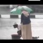 Bagaikan Malaikat di Dunia Nyata, Perbuatan Perempuan ke Pengemis Jalanan Bikin Haru Warganet