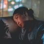 4 Tanda Orang Sedang Kesepian, Butuh Pasangan?