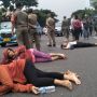 Demo Tiduran di Jalan, PKL RS UKI Cawang Tolak Relokasi Pemkot Jaktim: Di Sana Cuma Genderuwo yang Beli!