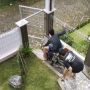 Viral Pemuda Sampai Setengah Manjat Demi Keluarkan Sepeda Motor, Endingnya Bikin Elus Dada