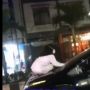 Viral Wanita Berhijab Naik ke Atas Kap Mesin Mobil, Diduga Tengah Labrak Suami Bersama Pelakor