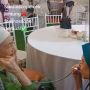 Bikin Gemas Sekaligus Haru, Dua Nenek Ini Pakai Stetoskop untuk Ngobrol