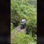 Pakai Motor Besar Lewat Jembatan Bambu, Nasib Lelaki Ini Sesuai dengan Ekspektasi Warganet