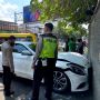 Sebuah Mercedes-Benz C200 Ringsek Usai Adu Banteng dengan Angkot di Jalan Pasirkaliki Bandung