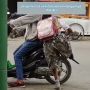 Viral Kakek Pengemis Diantar Jemput Pakai Motor, Warganet Pertanyakan Siapa Pengantarnya