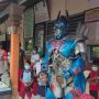 Anak-anak SD di Tabanan Semangat Vaksinasi Lalu Foto Bersama Robot Transformer