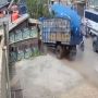 Viral Detik-Detik Truk Pengangkut Rumput Ngeblong Seruduk Gubuk