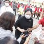 Puan Maharani Bagi-bagi Kaos di Pasar, Pedagang : Sering Lihat Tapi Enggak Tahu Namanya