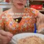 Cewek Rekam Makan Mi Instan, Warganet Malah Salfok ke Tempat Cuci Piring